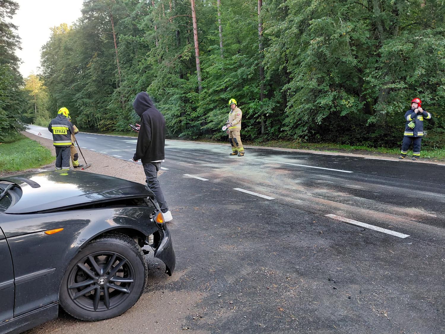 Zderzenie dwóch samochodów osobowych na DW610 (4)